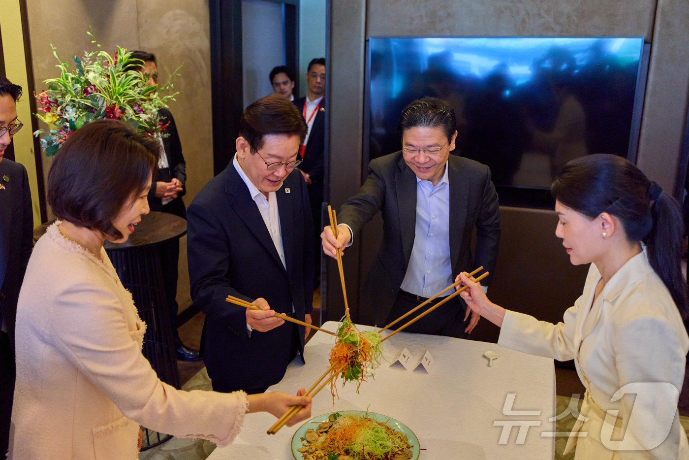 (싱가포르=뉴스1) 허경 기자 = 이재명 대통령과 김혜경 여사, 로렌스 웡 싱가포르 총리, 루 즈 루이 여사가 2일(현지시간) 싱가포르 한 호텔에서 열린 친교 오찬에서 생선회 샐러 …