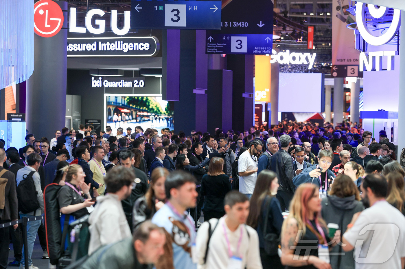 (바르셀로나=뉴스1) 사진공동취재단 = 2일(현지시간) 스페인 바르셀로나 피라 그란 비아 전시장에서 열린 '모바일 월드 콩그레스(MWC)2026'을 찾은 참가자들로 붐비고 있다. …