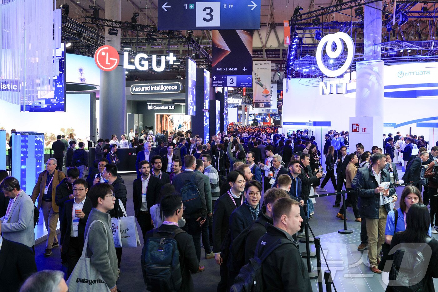 본문 이미지 - 2일(현지시간) 스페인 바르셀로나 피라 그란 비아 전시장에서 열린 '모바일 월드 콩그레스(MWC)2026'을 찾은 참가자들로 붐비고 있다. 2026.3.2 ⓒ 뉴스1 사진공동취재단