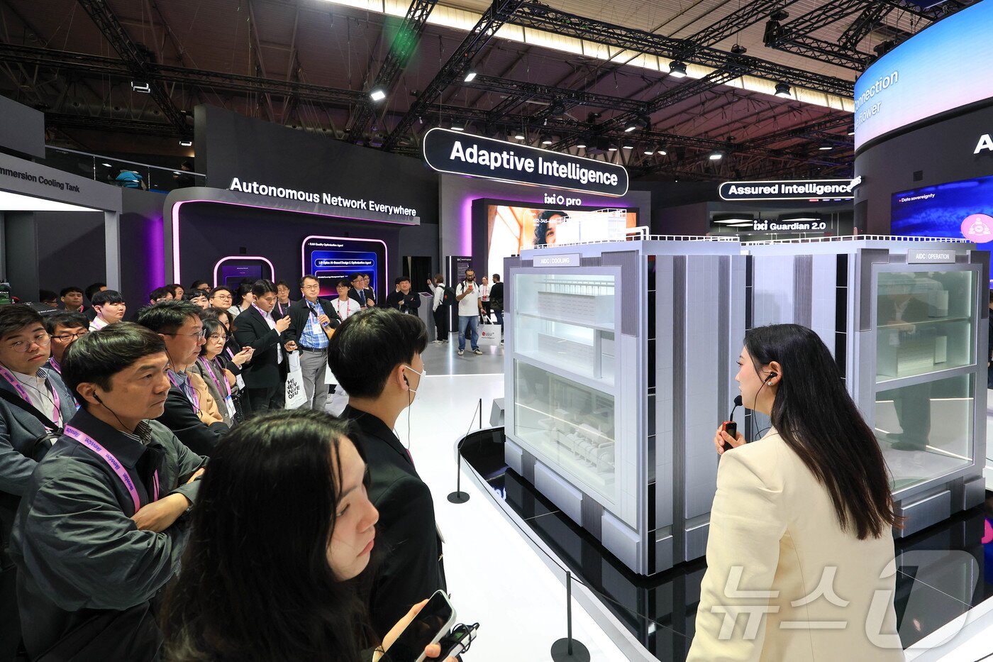 본문 이미지 - 2일(현지시간) 스페인 바르셀로나 피라 그란 비아 전시장에서 열린 '모바일 월드 콩그레스(MWC)2026'에서 LG유플러스 부스를 찾은 참가자들이 AIDC에 대해 설명 듣고 있다. 2026.3.2 ⓒ 뉴스1 사진공동취재단