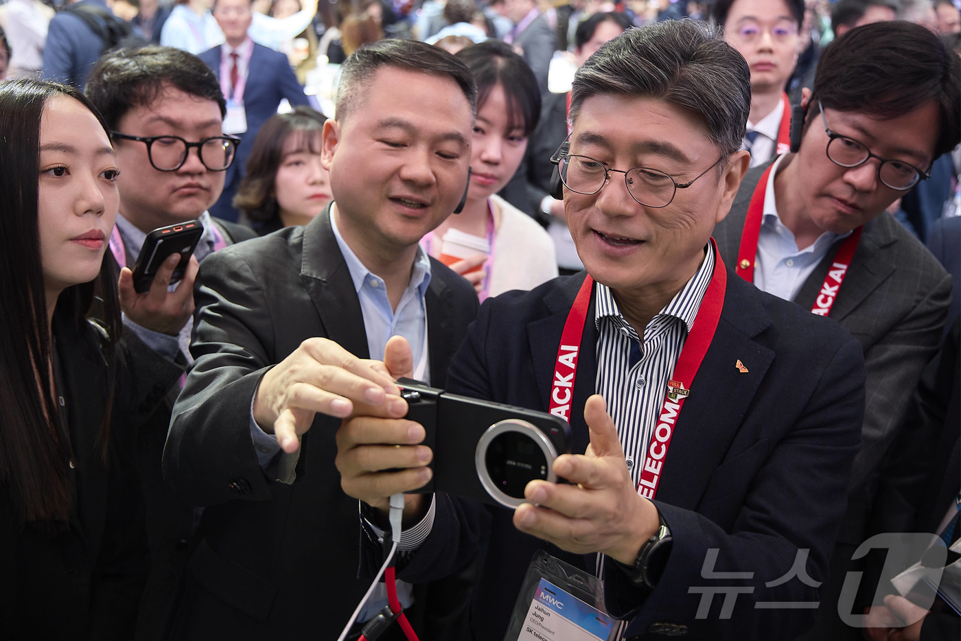 (서울=뉴스1) = 정재헌 SKT CEO가 2일(현지시간) 스페인 바르셀로나에서 개막한 MWC26에서 샤오미 부스를 둘러보고 있다. (SK텔레콤 제공. 재판매 및 DB 금지) 20 …