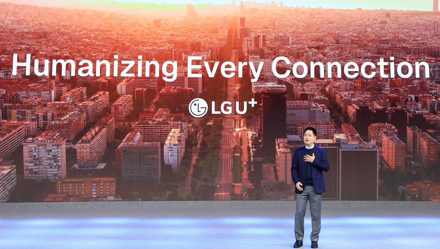 본문 이미지 - 3월 2일(현지시간) 스페인 바르셀로나에서 열리고 있는 MWC26 개막일 기조 연설에 나선 LG유플러스 홍범식 CEO의 모습.(LG유플러스 제공)