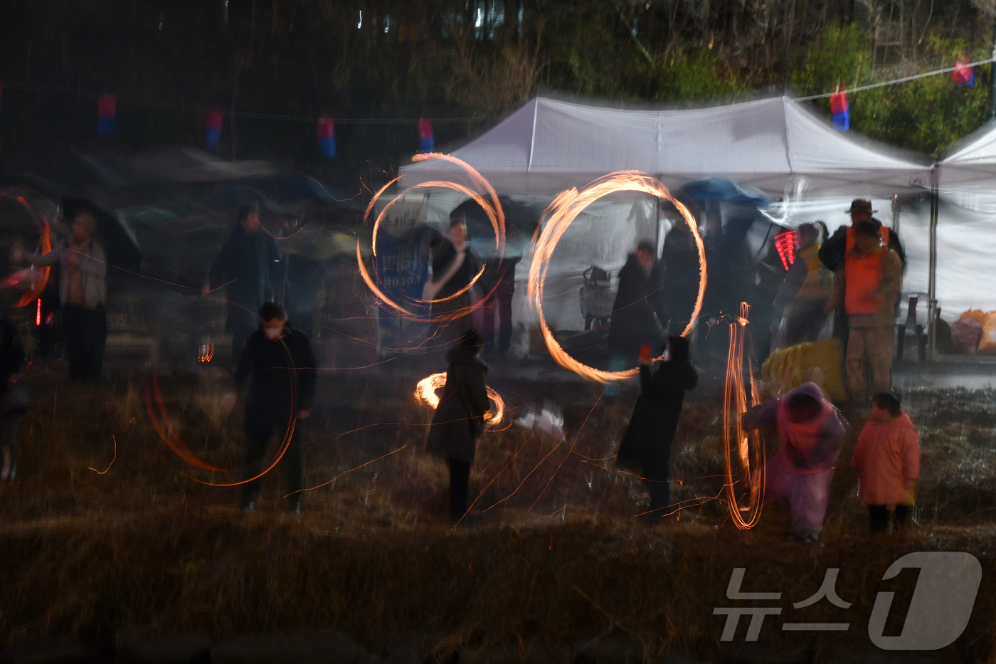 (서울=뉴스1) = 2일 저녁 서울 노원구 당현천 하류 일대에서 열린 2026 병오년 정월대보름 한마당 행사에서 주민들이 쥐불놀이를 하고 있다. (노원구 제공. 재판매 및 DB 금 …