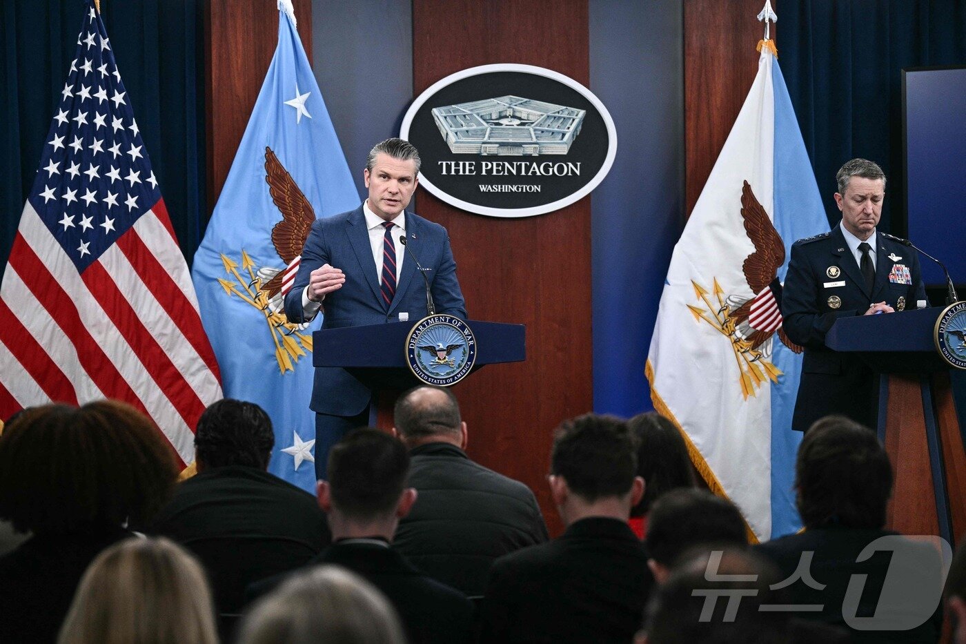 본문 이미지 - 피트 헤그세스 미국 국방장관과 댄 케인 합참의장이 2일(현지시간) 미 국방부에서 이란과의 전쟁과 관련해 기자회견을 하고 있다. ⓒ AFP=뉴스1