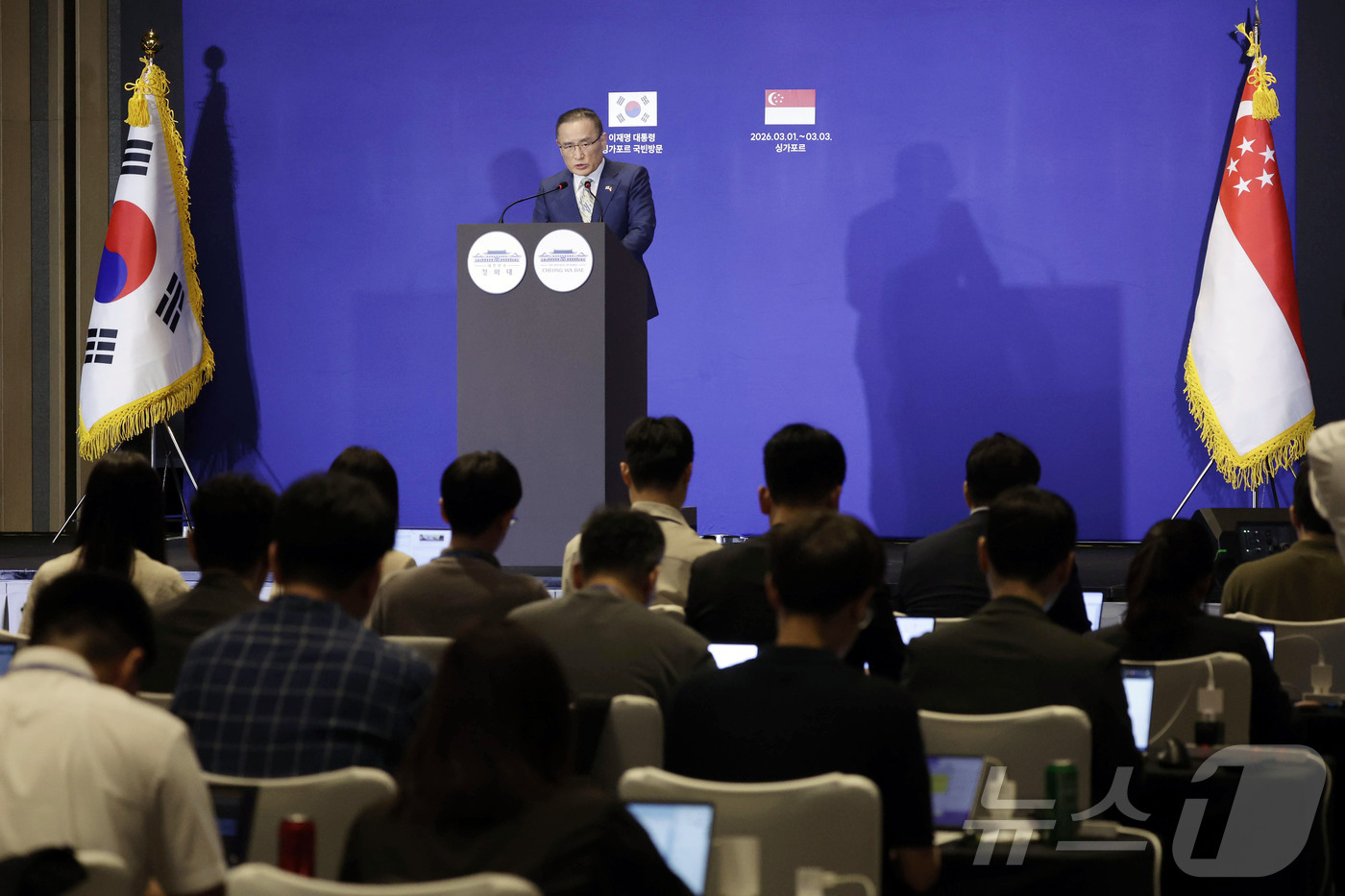 (싱가포르=뉴스1) 허경 기자 = 위성락 국가안보실장이 2일 싱가포르 한 호텔에 마련된 프레스센터에서 이재명 대통령 국빈 방문 관련 브리핑을 하고 있다. 2026.3.2/뉴스1