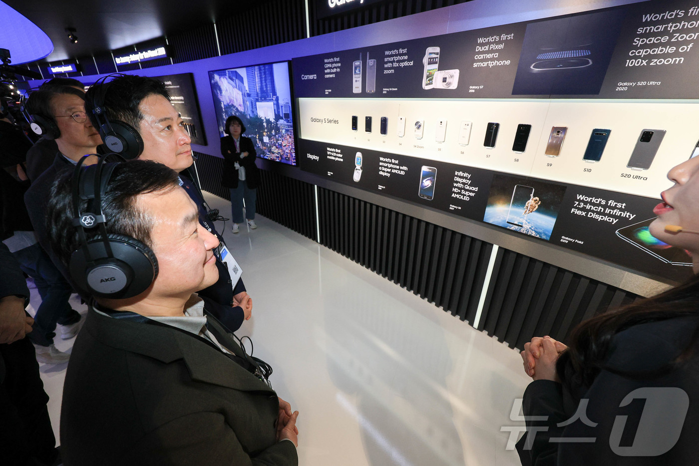 (바르셀로나=뉴스1) 사진공동취재단 = 홍범식 LG유플러스 대표가 2일(현지시간) 스페인 바르셀로나 피라 그란 비아 전시장에서 열린 '모바일 월드 콩그레스(MWC)2026'에서 삼 …