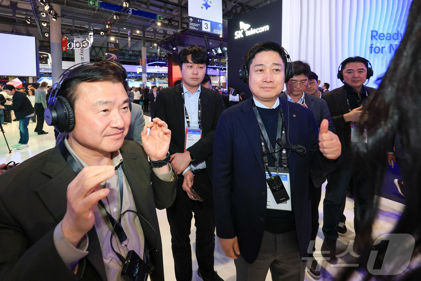 (바르셀로나=뉴스1) 사진공동취재단 = 홍범식 LG유플러스 대표가 2일(현지시간) 스페인 바르셀로나 피라 그란 비아 전시장에서 열린 '모바일 월드 콩그레스(MWC)2026'에서 삼 …