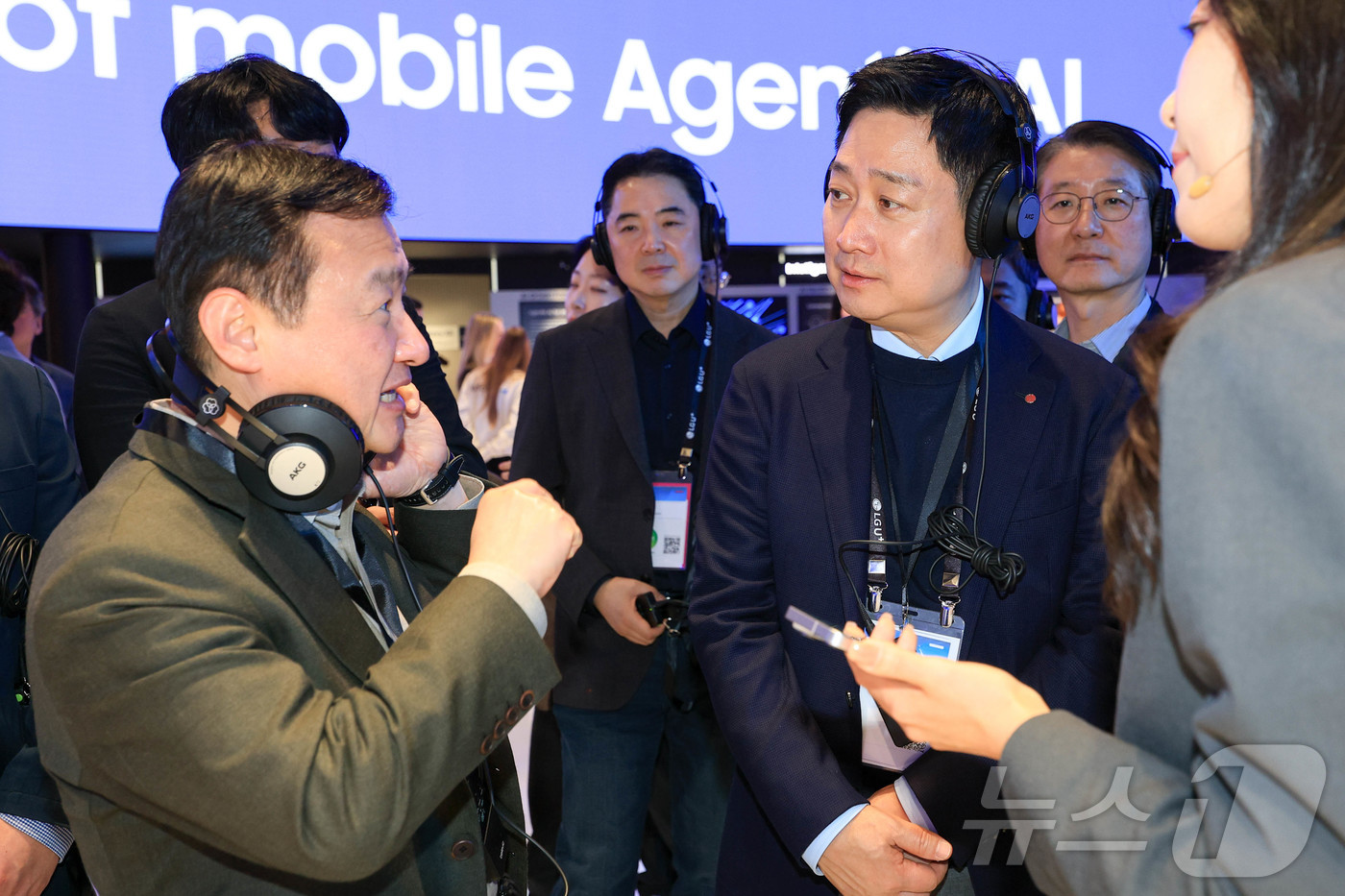 (바르셀로나=뉴스1) 사진공동취재단 = 홍범식 LG유플러스 대표가 2일(현지시간) 스페인 바르셀로나 피라 그란 비아 전시장에서 열린 '모바일 월드 콩그레스(MWC)2026'에서 삼 …