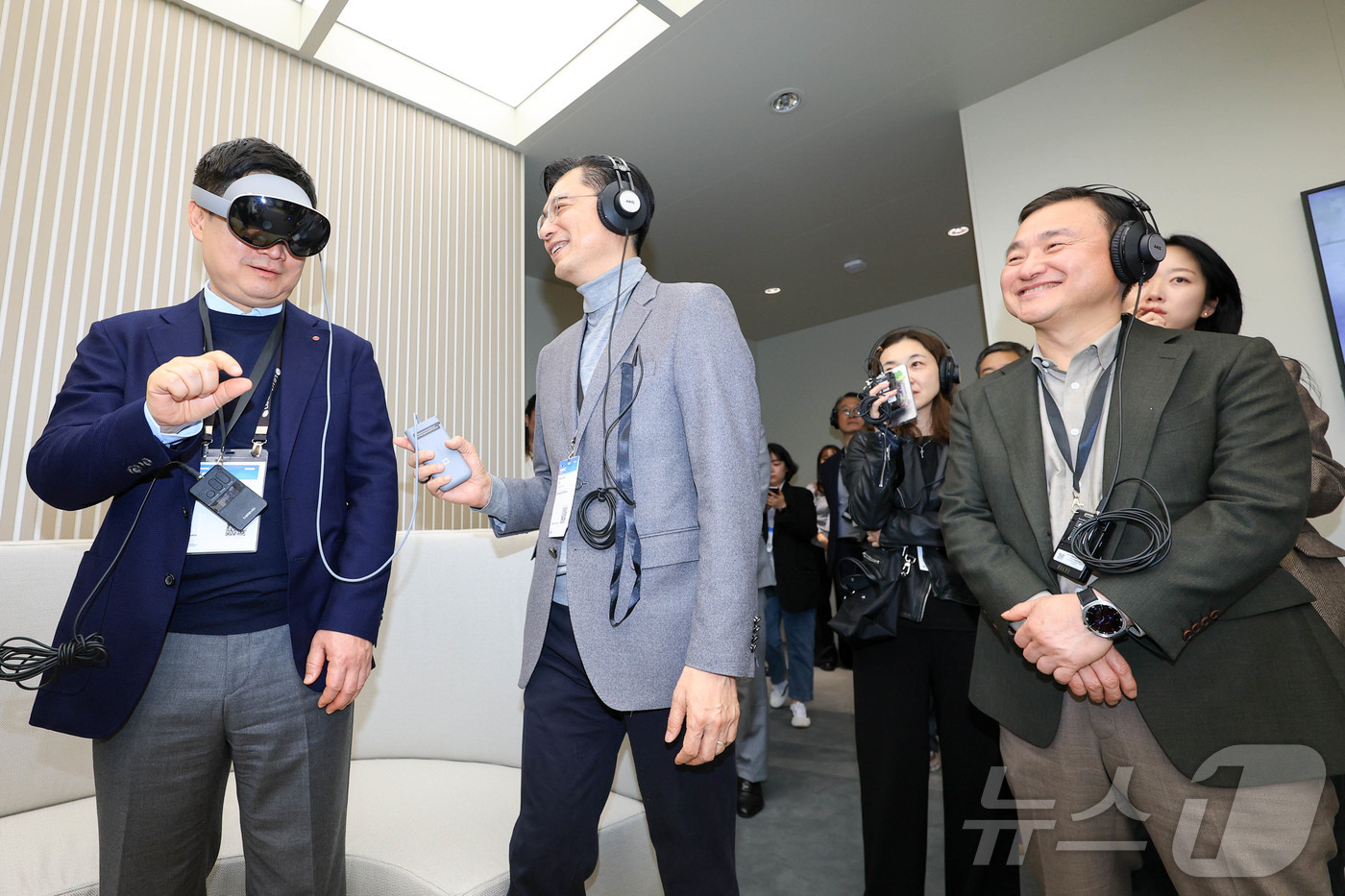 (바르셀로나=뉴스1) 사진공동취재단 = 홍범식 LG유플러스 대표가 2일(현지시간) 스페인 바르셀로나 피라 그란 비아 전시장에서 열린 '모바일 월드 콩그레스(MWC)2026'에서 삼 …