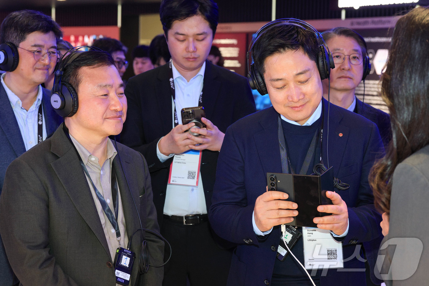 (바르셀로나=뉴스1) 사진공동취재단 = 홍범식 LG유플러스 대표가 2일(현지시간) 스페인 바르셀로나 피라 그란 비아 전시장에서 열린 '모바일 월드 콩그레스(MWC)2026'에서 삼 …