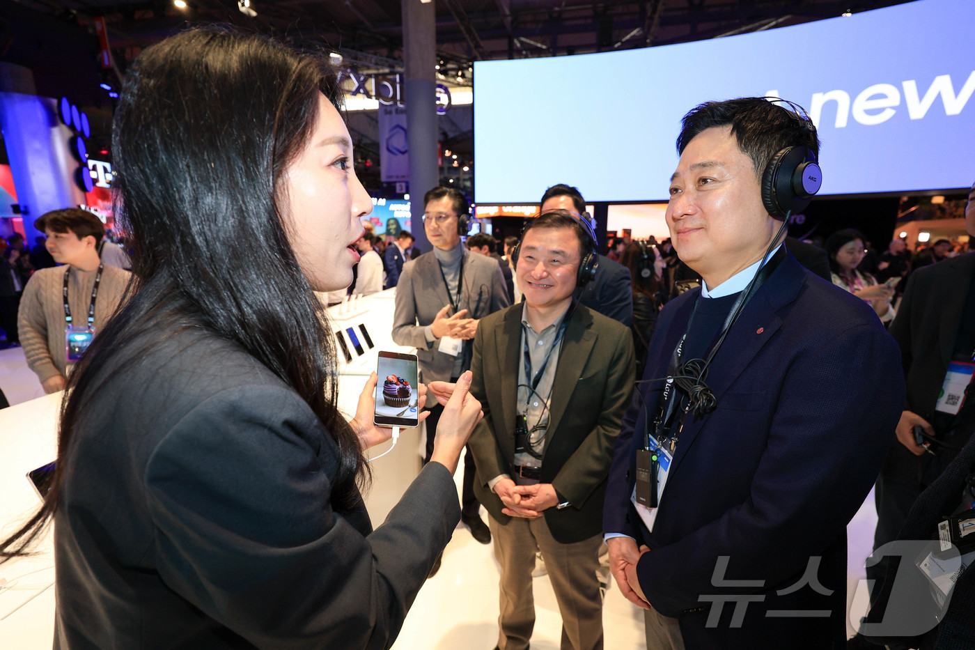 (바르셀로나=뉴스1) 사진공동취재단 = 홍범식 LG유플러스 대표가 2일(현지시간) 스페인 바르셀로나 피라 그란 비아 전시장에서 열린 '모바일 월드 콩그레스(MWC)2026'에서 삼 …