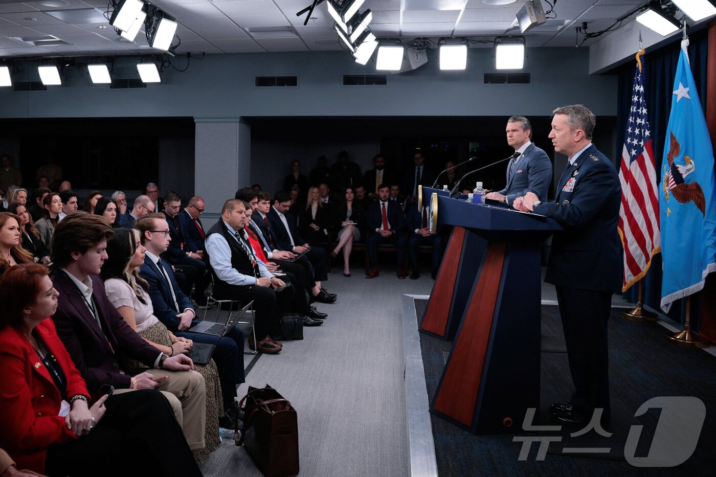 본문 이미지 - 피트 헤그세스 미국 국방장관과 댄 케인 합참의장(맨 오른쪽)이 19일(현지시간) 워싱턴DC 인근 국방부 청사에서 대(對)이란 군사작전 언론 브리핑을 진행하고 있다. 2026.03.19. ⓒ 로이터=뉴스1