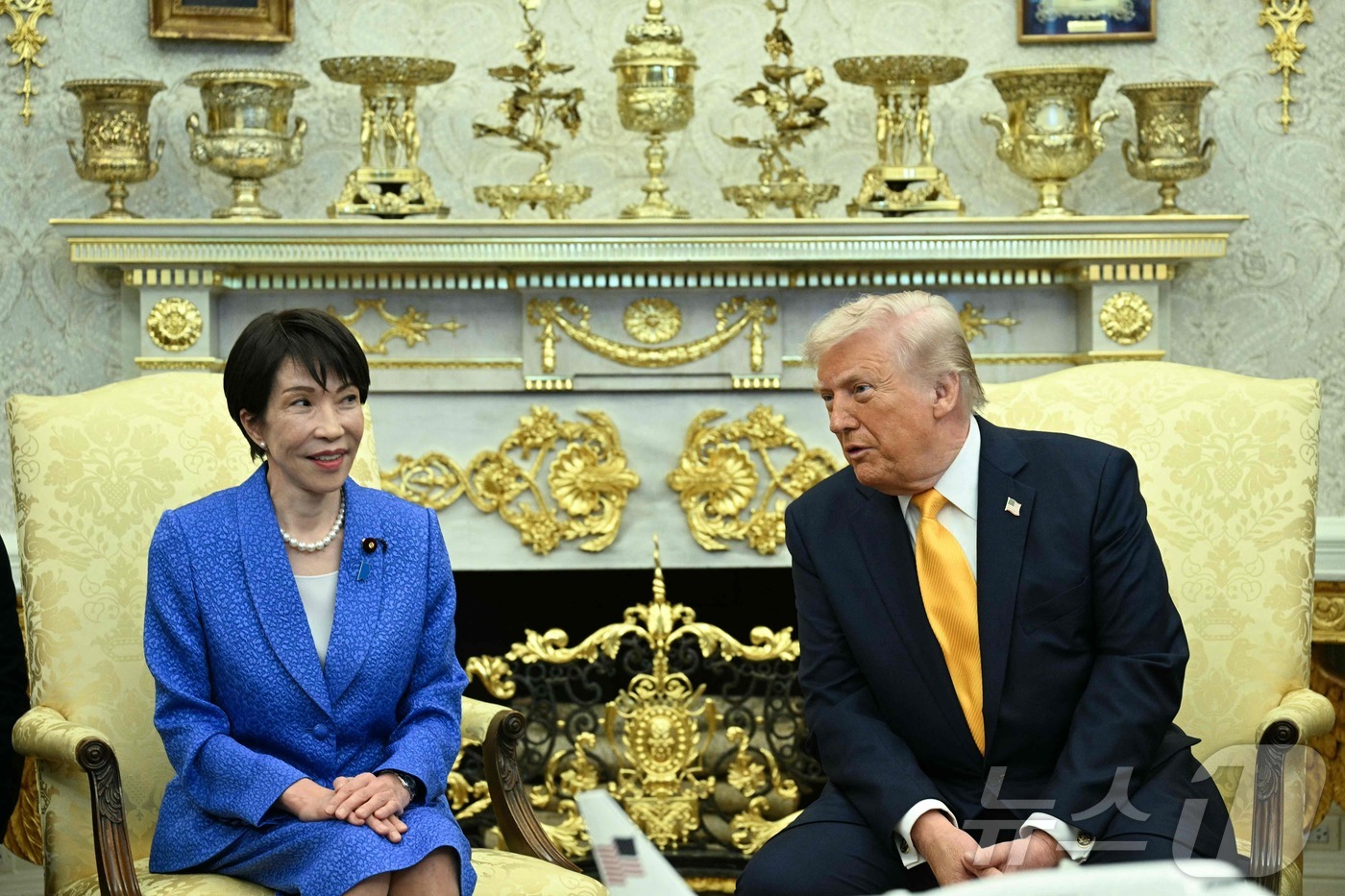 (AFP=뉴스1) 안은나 기자 = 도널드 트럼프 미국 대통령과 다카이치 사나에 일본 총리가 19일(현지시간) 미국 워싱턴 백악관 오벌오피스에서 미일 정상회담을 하고 있다.ⓒ AFP …