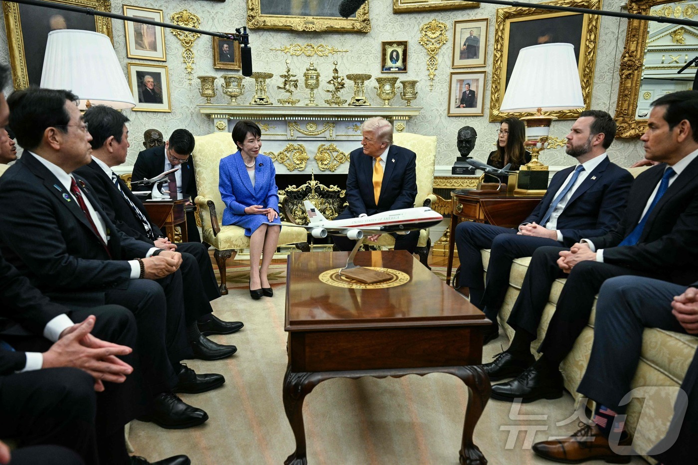 (AFP=뉴스1) 안은나 기자 = 도널드 트럼프 미국 대통령과 다카이치 사나에 일본 총리가 19일(현지시간) 미국 워싱턴 백악관 오벌오피스에서 미일 정상회담을 하고 있다.ⓒ AFP …