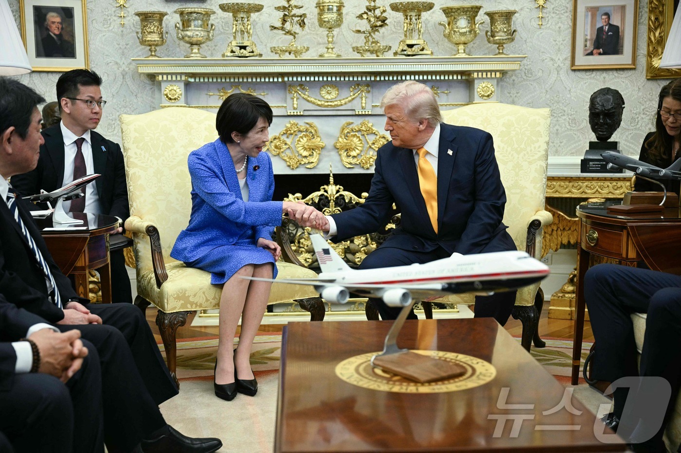 (AFP=뉴스1) 안은나 기자 = 도널드 트럼프 미국 대통령과 다카이치 사나에 일본 총리가 19일(현지시간) 미국 워싱턴 백악관 오벌오피스에서 악수하고 있다.ⓒ AFP=뉴스1