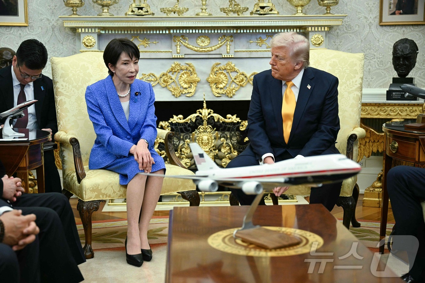 (AFP=뉴스1) 안은나 기자 = 도널드 트럼프 미국 대통령과 다카이치 사나에 일본 총리가 19일(현지시간) 미국 워싱턴 백악관 오벌오피스에서 미일 정상회담을 하고 있다.ⓒ AFP …