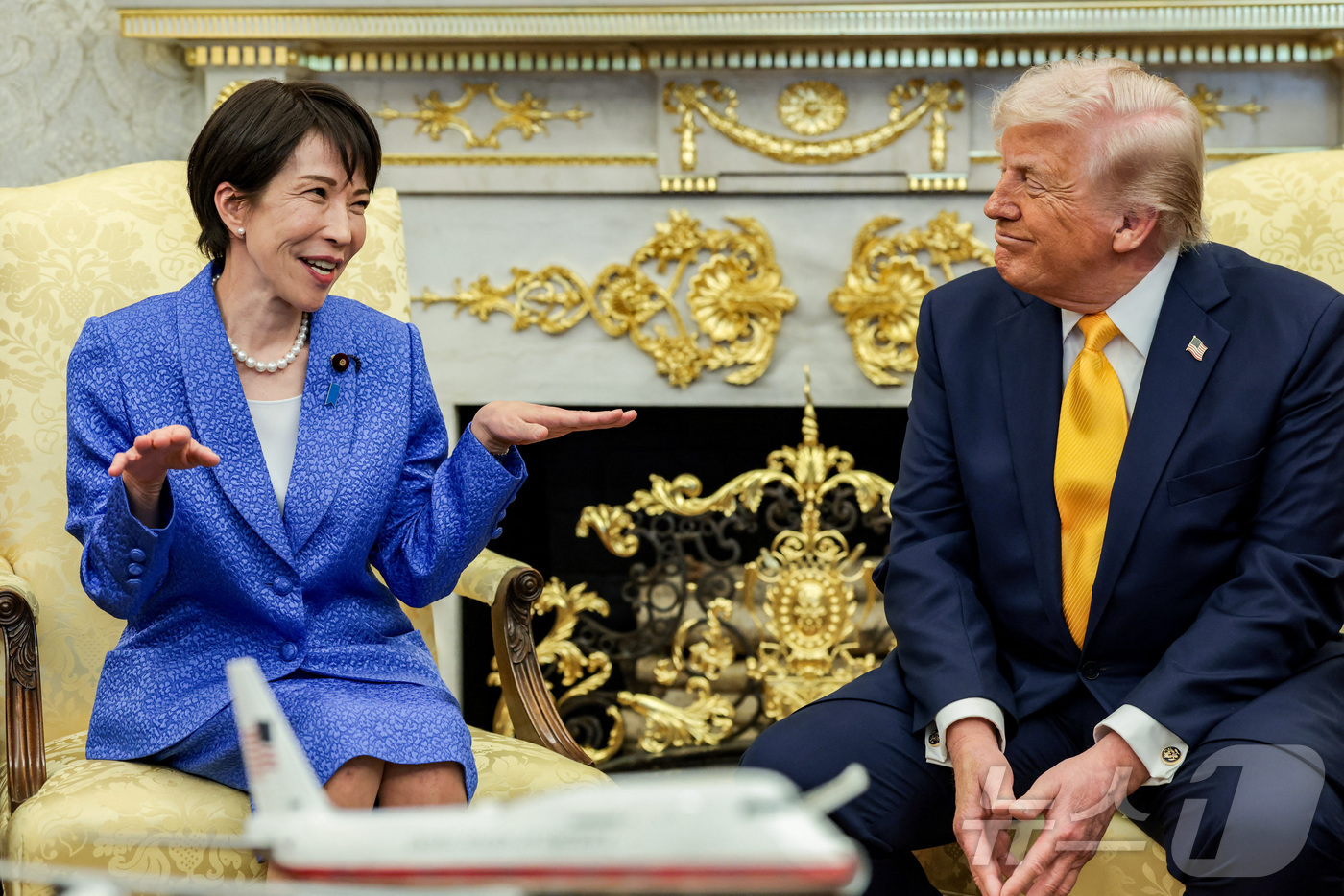 (로이터=뉴스1) 안은나 기자 = 도널드 트럼프 미국 대통령과 다카이치 사나에 일본 총리가 19일(현지시간) 미국 워싱턴 백악관 오벌오피스에서 미일 정상회담을 하고 있다.ⓒ 로이터 …