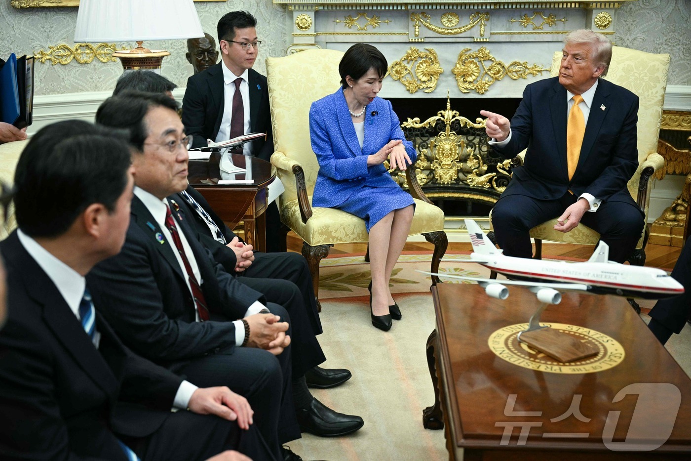 (AFP=뉴스1) 안은나 기자 = 도널드 트럼프 미국 대통령과 다카이치 사나에 일본 총리가 19일(현지시간) 미국 워싱턴 백악관 오벌오피스에서 미일 정상회담을 하고 있다.ⓒ AFP …