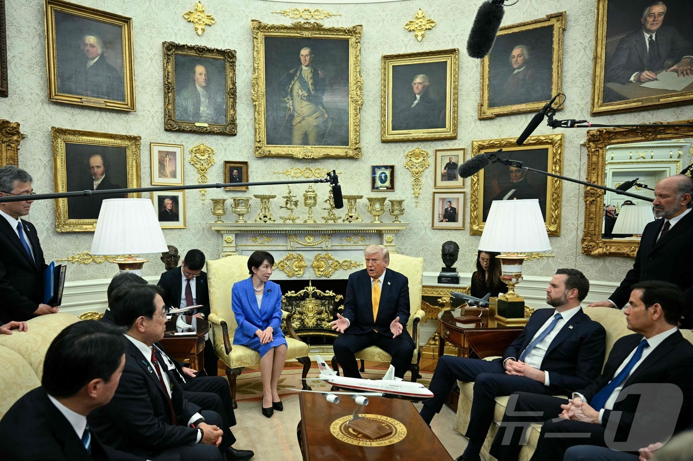 (AFP=뉴스1) 안은나 기자 = 도널드 트럼프 미국 대통령과 다카이치 사나에 일본 총리가 19일(현지시간) 미국 워싱턴 백악관 오벌오피스에서 미일 정상회담을 하고 있다.ⓒ AFP …