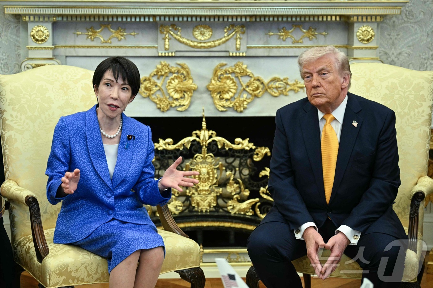 (AFP=뉴스1) 안은나 기자 = 도널드 트럼프 미국 대통령과 다카이치 사나에 일본 총리가 19일(현지시간) 미국 워싱턴 백악관 오벌오피스에서 미일 정상회담을 하고 있다.ⓒ AFP …