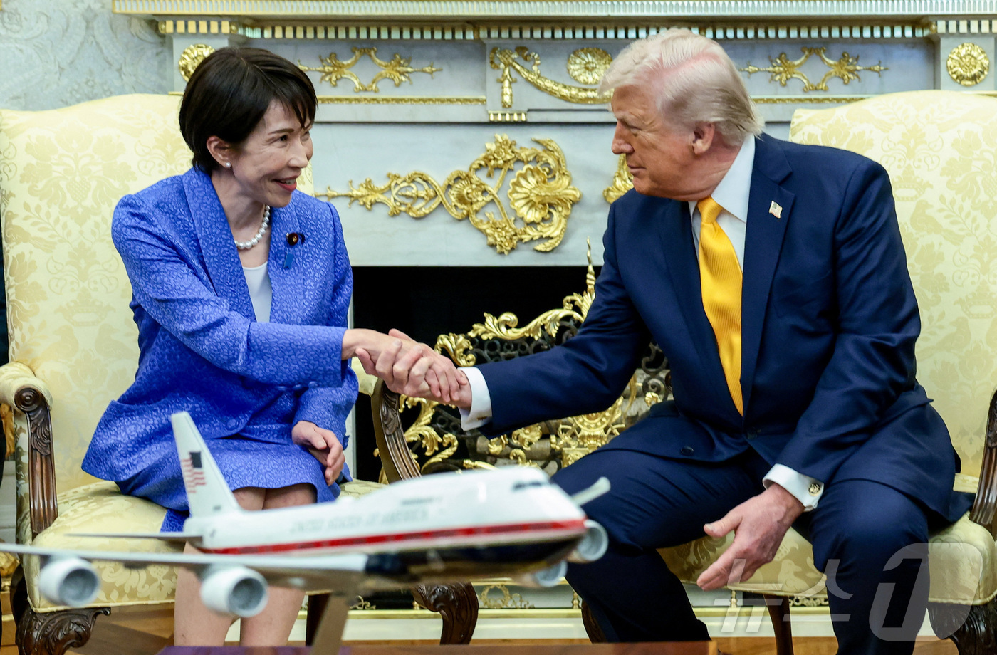 (로이터=뉴스1) 안은나 기자 = 도널드 트럼프 미국 대통령과 다카이치 사나에 일본 총리가 19일(현지시간) 미국 워싱턴 백악관 오벌오피스에서 악수하고 있다.ⓒ 로이터=뉴스1