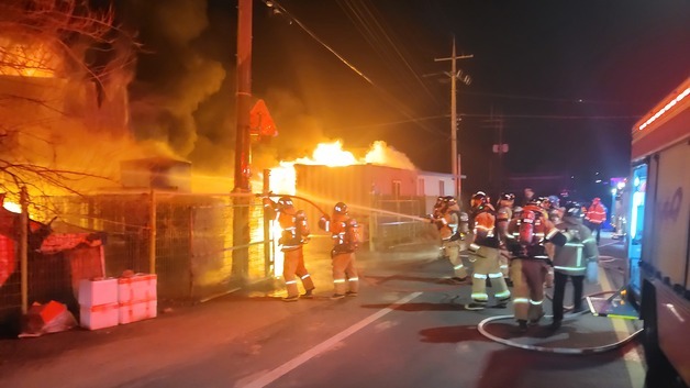 완주 공장 창고서 불…2시간 만에 초진