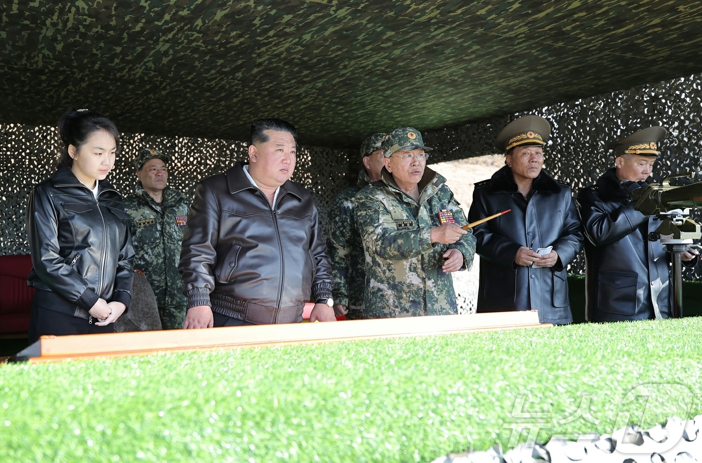 (평양 노동신문=뉴스1) = 북한 노동당 기관지 노동신문은 20일 "조선노동당 총비서이시며 조선민주주의인민공화국 국무위원장이신 경애하는 김정은 동지께서 3월 19일 조선인민군 수도 …