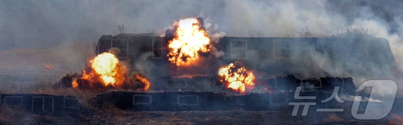 (평양 노동신문=뉴스1) = 북한 노동당 기관지 노동신문은 20일 "조선노동당 총비서이시며 조선민주주의인민공화국 국무위원장이신 경애하는 김정은 동지께서 3월 19일 조선인민군 수도 …