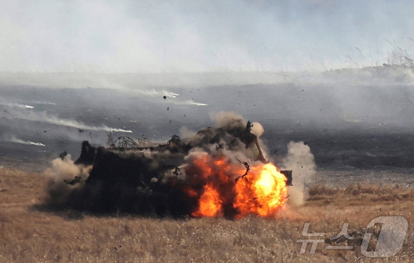 (평양 노동신문=뉴스1) = 북한 노동당 기관지 노동신문은 20일 "조선노동당 총비서이시며 조선민주주의인민공화국 국무위원장이신 경애하는 김정은 동지께서 3월 19일 조선인민군 수도 …