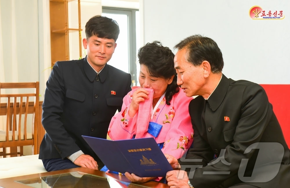 (평양 노동신문=뉴스1) = 북한 노동당 기관지 노동신문은 20일 러시아 파병군 유가족들을 위해 평양에 조성한 주택단지인 새별거리를 조명하며 "위대한 사랑과 의리의 세계"라고 보도 …
