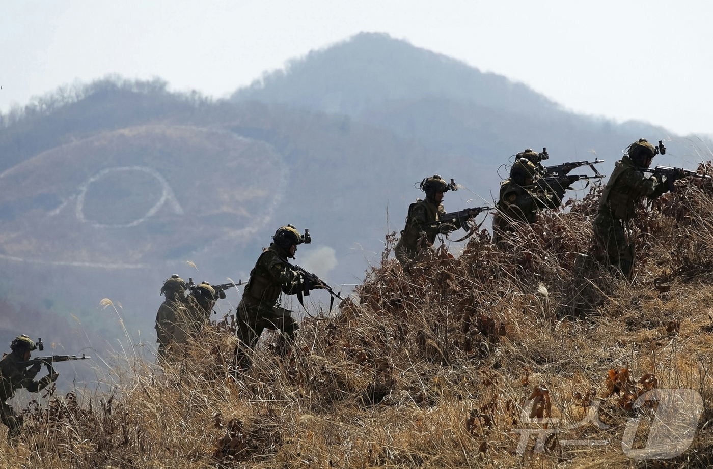 (평양 노동신문=뉴스1) = 북한 노동당 기관지 노동신문은 20일 "조선노동당 총비서이시며 조선민주주의인민공화국 국무위원장이신 경애하는 김정은 동지께서 3월 19일 조선인민군 수도 …