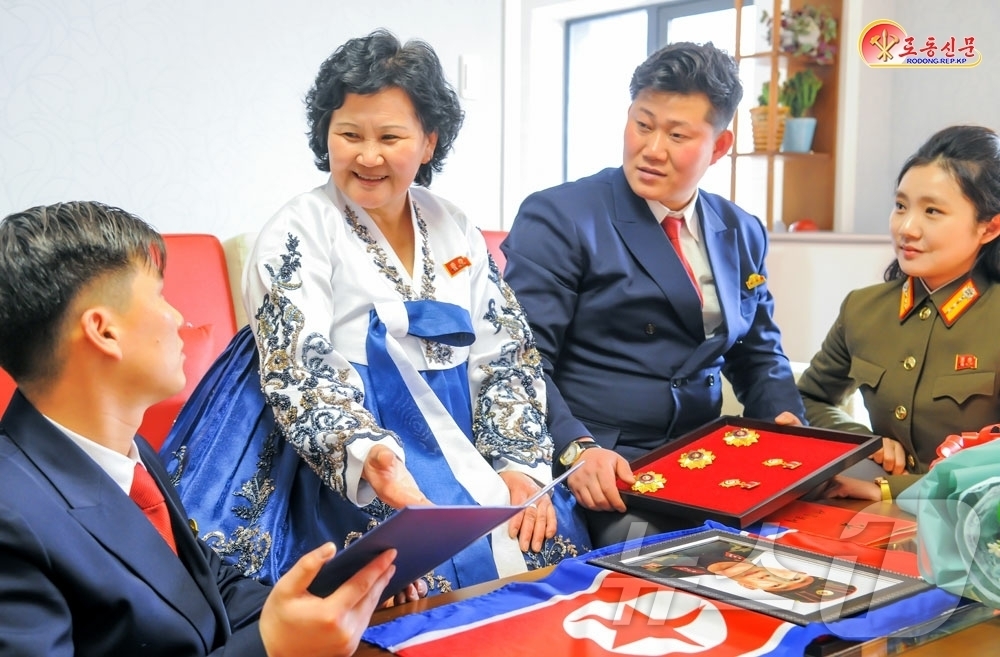 (평양 노동신문=뉴스1) = 북한 노동당 기관지 노동신문은 20일 러시아 파병군 유가족들을 위해 평양에 조성한 주택단지인 새별거리를 조명하며 "위대한 사랑과 의리의 세계"라고 보도 …