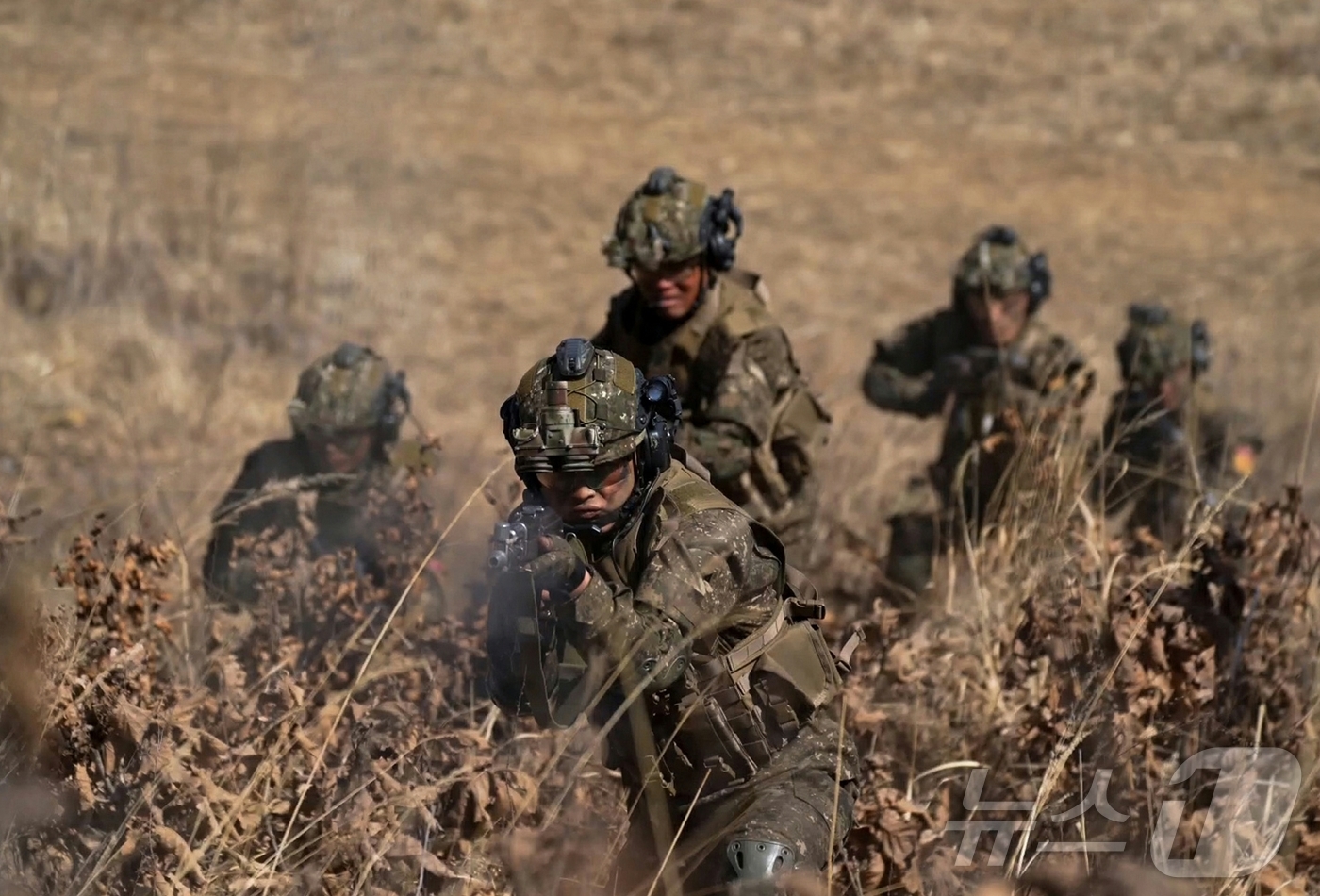 (평양 노동신문=뉴스1) = 북한 노동당 기관지 노동신문은 20일 "조선노동당 총비서이시며 조선민주주의인민공화국 국무위원장이신 경애하는 김정은 동지께서 3월 19일 조선인민군 수도 …