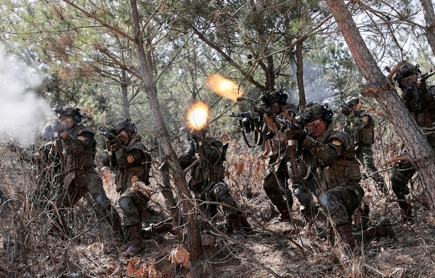 김정은, 보병·탱크병 합동공격연습 참관[데일리 북한]