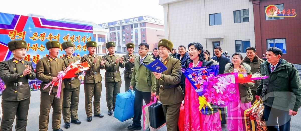 (평양 노동신문=뉴스1) = 북한 노동당 기관지 노동신문은 20일 러시아 파병군 유가족들을 위해 평양에 조성한 주택단지인 새별거리를 조명하며 "위대한 사랑과 의리의 세계"라고 보도 …