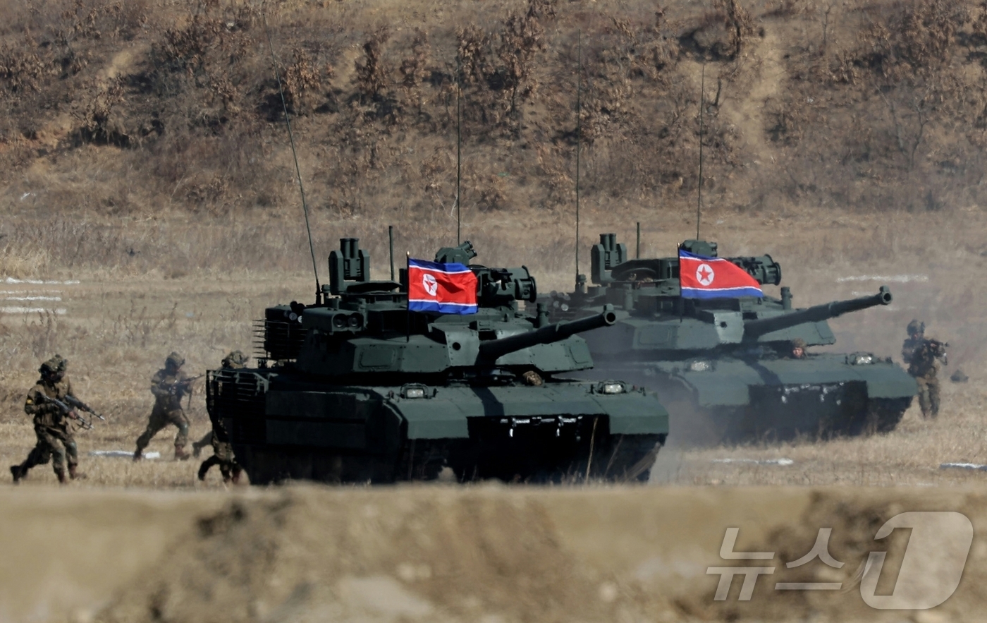 (평양 노동신문=뉴스1) = 북한 노동당 기관지 노동신문은 20일 "조선노동당 총비서이시며 조선민주주의인민공화국 국무위원장이신 경애하는 김정은 동지께서 3월 19일 조선인민군 수도 …