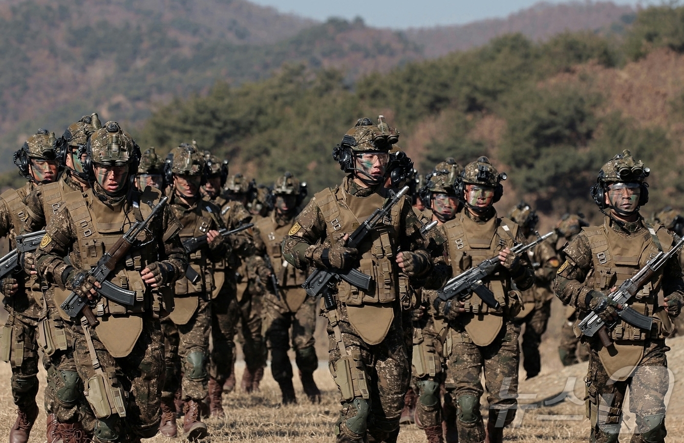 (평양 노동신문=뉴스1) = 북한 노동당 기관지 노동신문은 20일 "조선노동당 총비서이시며 조선민주주의인민공화국 국무위원장이신 경애하는 김정은 동지께서 3월 19일 조선인민군 수도 …