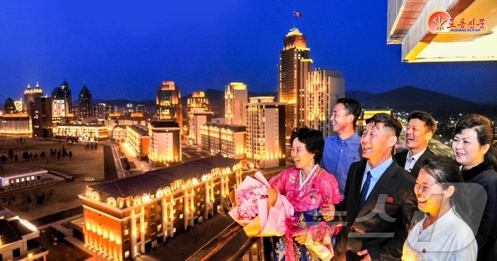 (평양 노동신문=뉴스1) = 북한 노동당 기관지 노동신문은 20일 러시아 파병군 유가족들을 위해 평양에 조성한 주택단지인 새별거리를 조명하며 "위대한 사랑과 의리의 세계"라고 보도 …