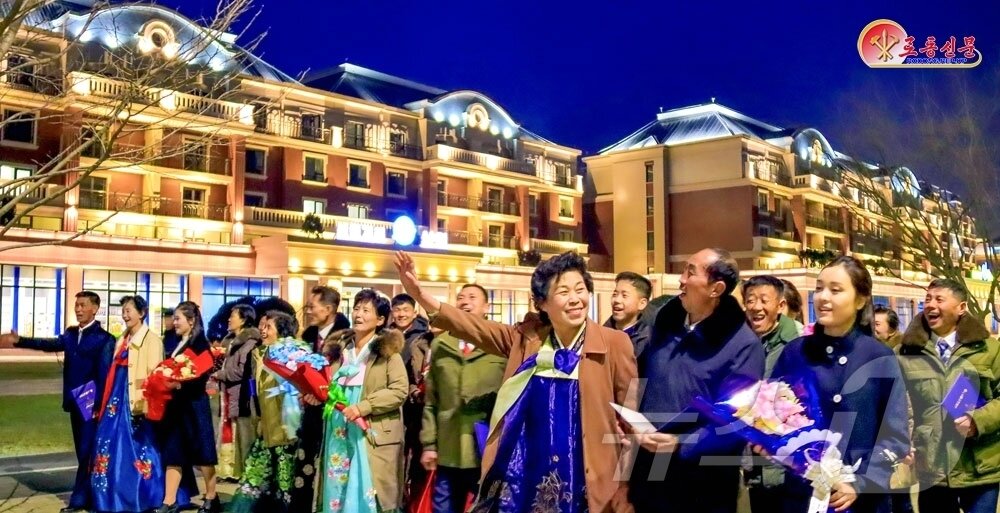 본문 이미지 - (평양 노동신문=뉴스1) = 북한 노동당 기관지 노동신문은 20일 러시아 파병군 유가족들을 위해 평양에 조성한 주택단지인 새별거리를 조명하며 북한 체제가 "위대한 사랑과 의리의 세계"라고 보도했다. [국내에서만 사용가능. 재배포 금지. DB 금지. For Use Only in the Republic of Korea. Redistribution Prohibited] rodongphoto@news1.kr