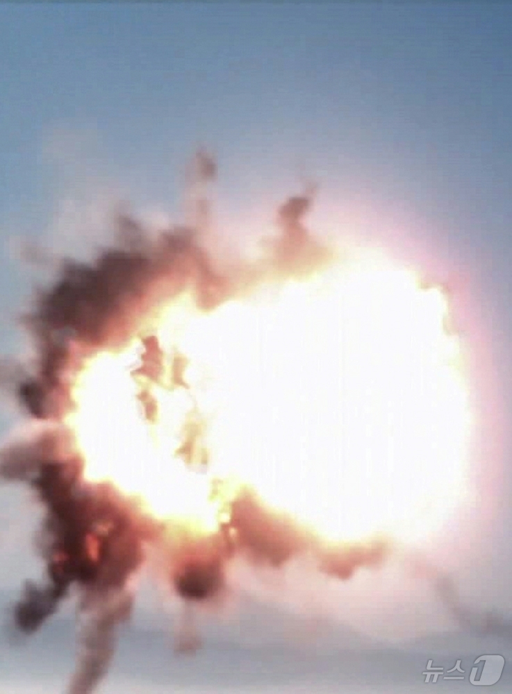 (평양 노동신문=뉴스1) = 북한 노동당 기관지 노동신문은 20일 "조선노동당 총비서이시며 조선민주주의인민공화국 국무위원장이신 경애하는 김정은 동지께서 3월 19일 조선인민군 수도 …