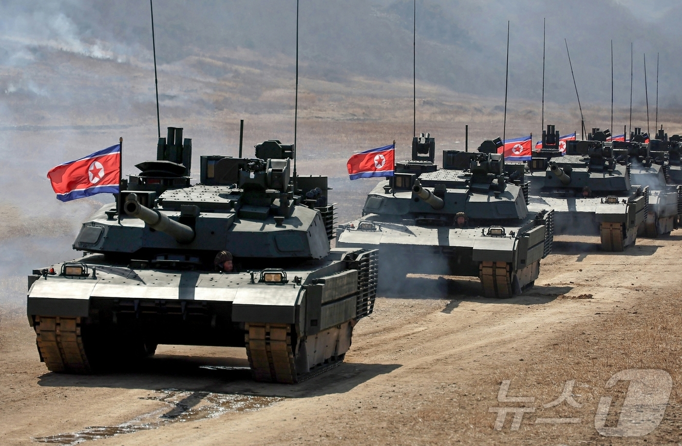 (평양 노동신문=뉴스1) = 북한 노동당 기관지 노동신문은 20일 "조선노동당 총비서이시며 조선민주주의인민공화국 국무위원장이신 경애하는 김정은 동지께서 3월 19일 조선인민군 수도 …