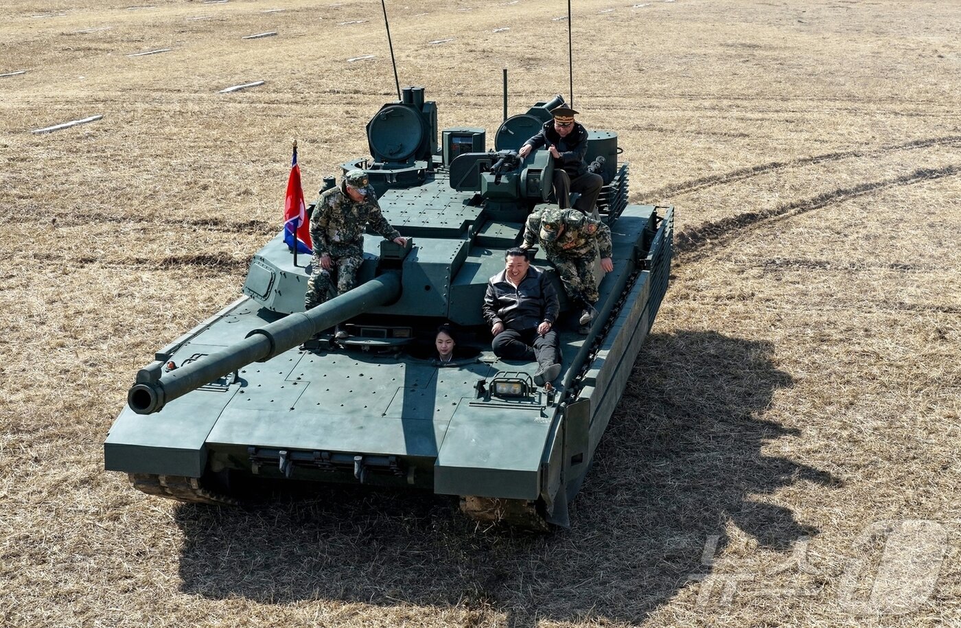 본문 이미지 - (평양 노동신문=뉴스1) = 북한의 신형 탱크의 모습. [국내에서만 사용가능. 재배포 금지. DB 금지. For Use Only in the Republic of Korea. Redistribution Prohibited] rodongphoto@news1.kr