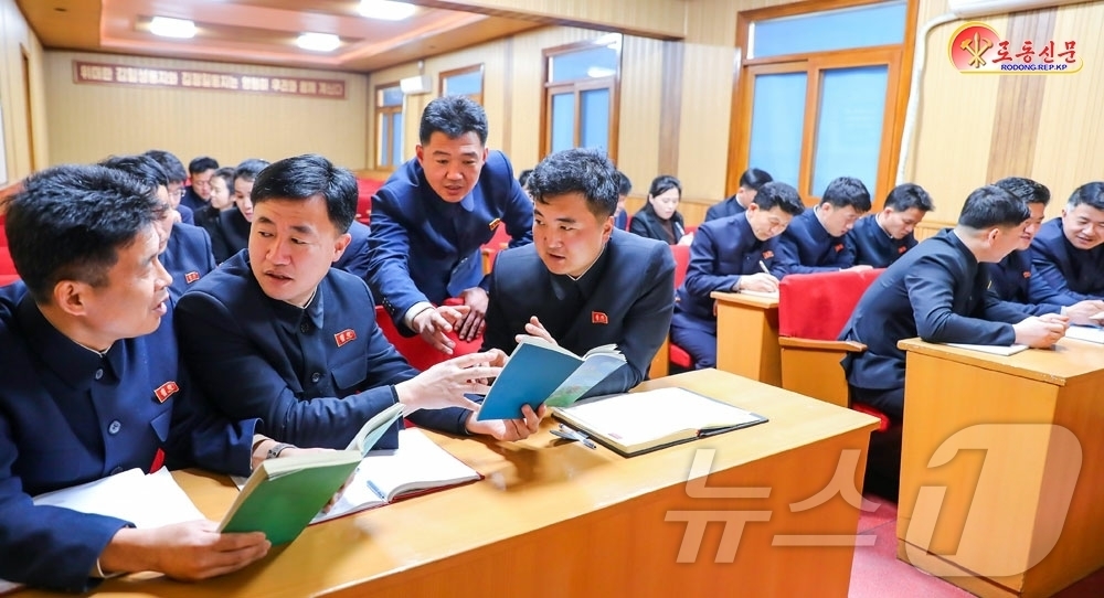 (평양 노동신문=뉴스1) = 북한 노동당 기관지 노동신문은 20일 "평천구역 당위원회에서 금요과학기술학습체계를 실속있게 운영해 당 일꾼(간부)들의 지도능력을 한층 높이고 있다"라고 …