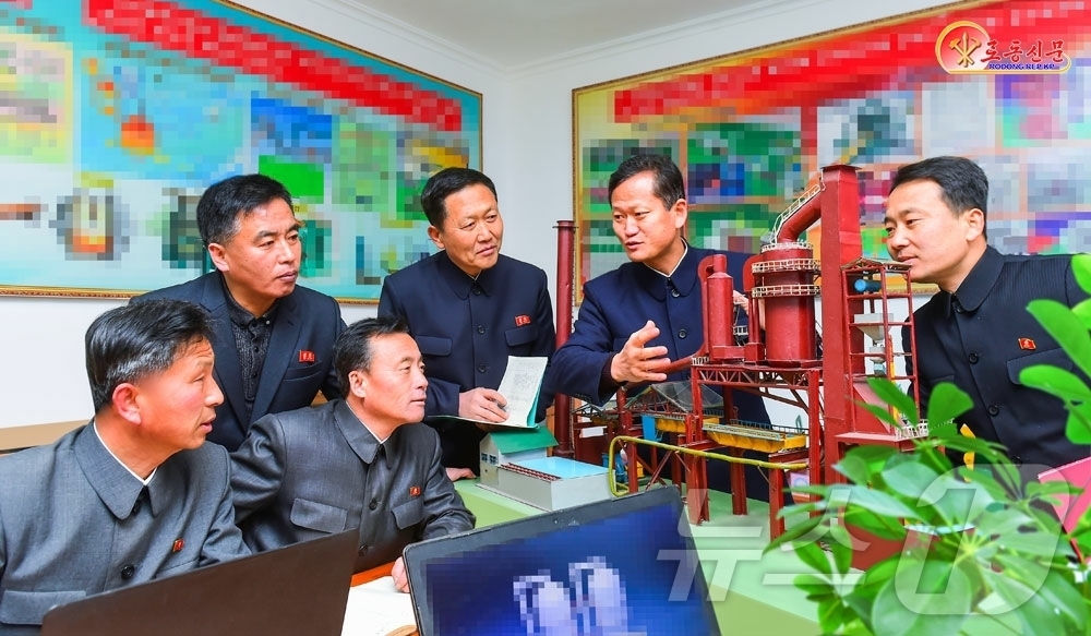 (평양 노동신문=뉴스1) = 북한 노동당 기관지 노동신문은 20일 "청진광산금속대학에서 가치 있는 연구 성과를 내놓기 위한 집체적 토의를 심화시키고 있다"라고 조명했다. [국내에서 …