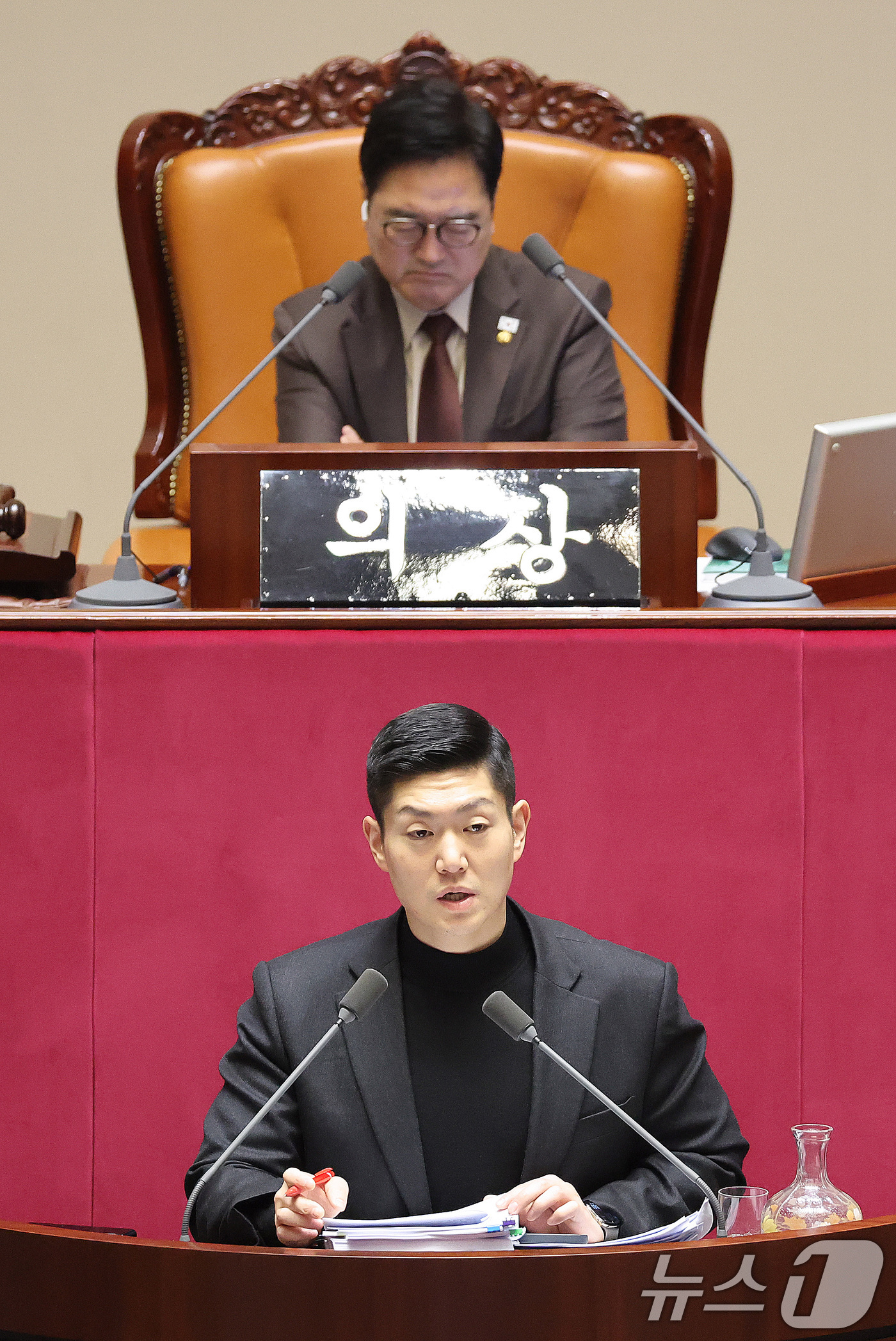 (서울=뉴스1) 신웅수 기자 = 김재섭 국민의힘 의원이 20일 서울 여의도 국회에서 열린 제433회국회(임시회) 제2차 본회의 공소청법안(대안)에 대한 무제한 토론(필리버스터)을 …