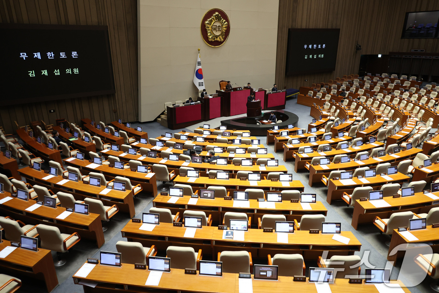 (서울=뉴스1) 신웅수 기자 = 김재섭 국민의힘 의원이 20일 서울 여의도 국회에서 열린 제433회국회(임시회) 제2차 본회의 공소청법안(대안)에 대한 무제한 토론(필리버스터)을 …