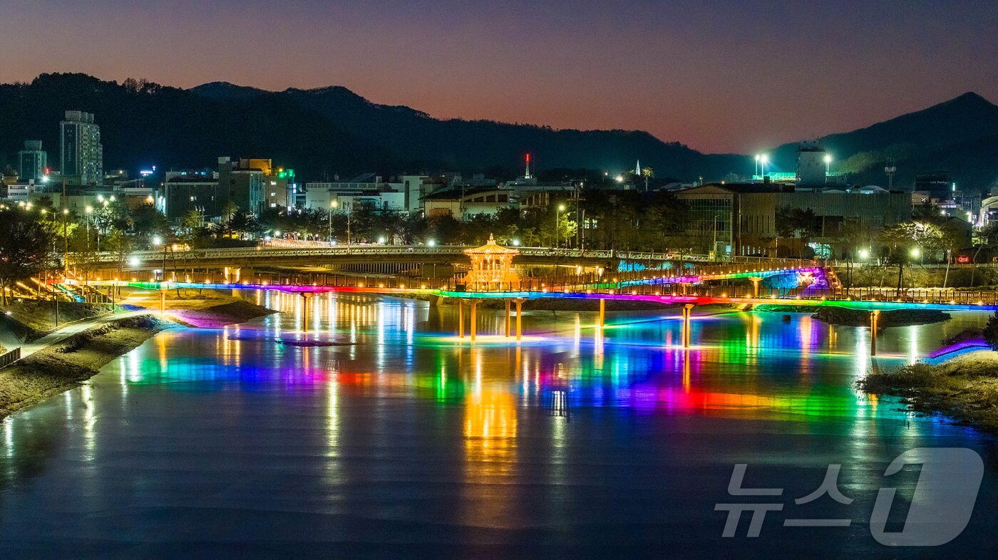 본문 이미지 - 충북 괴산 도심을 가로지르는 동진천과 성황천에 설치된 '괴산오작교'와 '동진여울정'.(괴산군 제공. 재판매 및 DB금지)