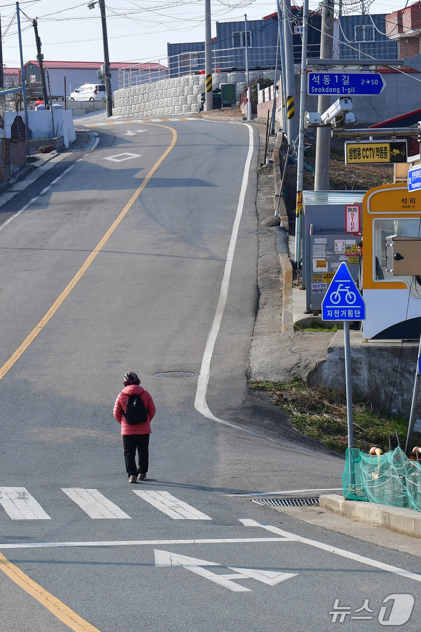 본문 이미지 - 경북 영덕군 영덕읍 석리 해안마을(일명 따개비 마을)에서 주민이 버스정류장으로 힘겨운 발걸음을 옮기고 있다. 2026.3.16 ⓒ 뉴스1 최창호 기자 