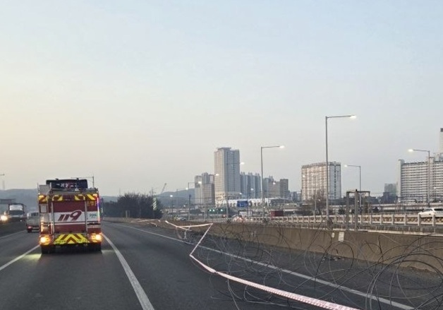 '2톤 철제 와이어' 치우다 참변…영동선 월곶JC 부근서 사망사고