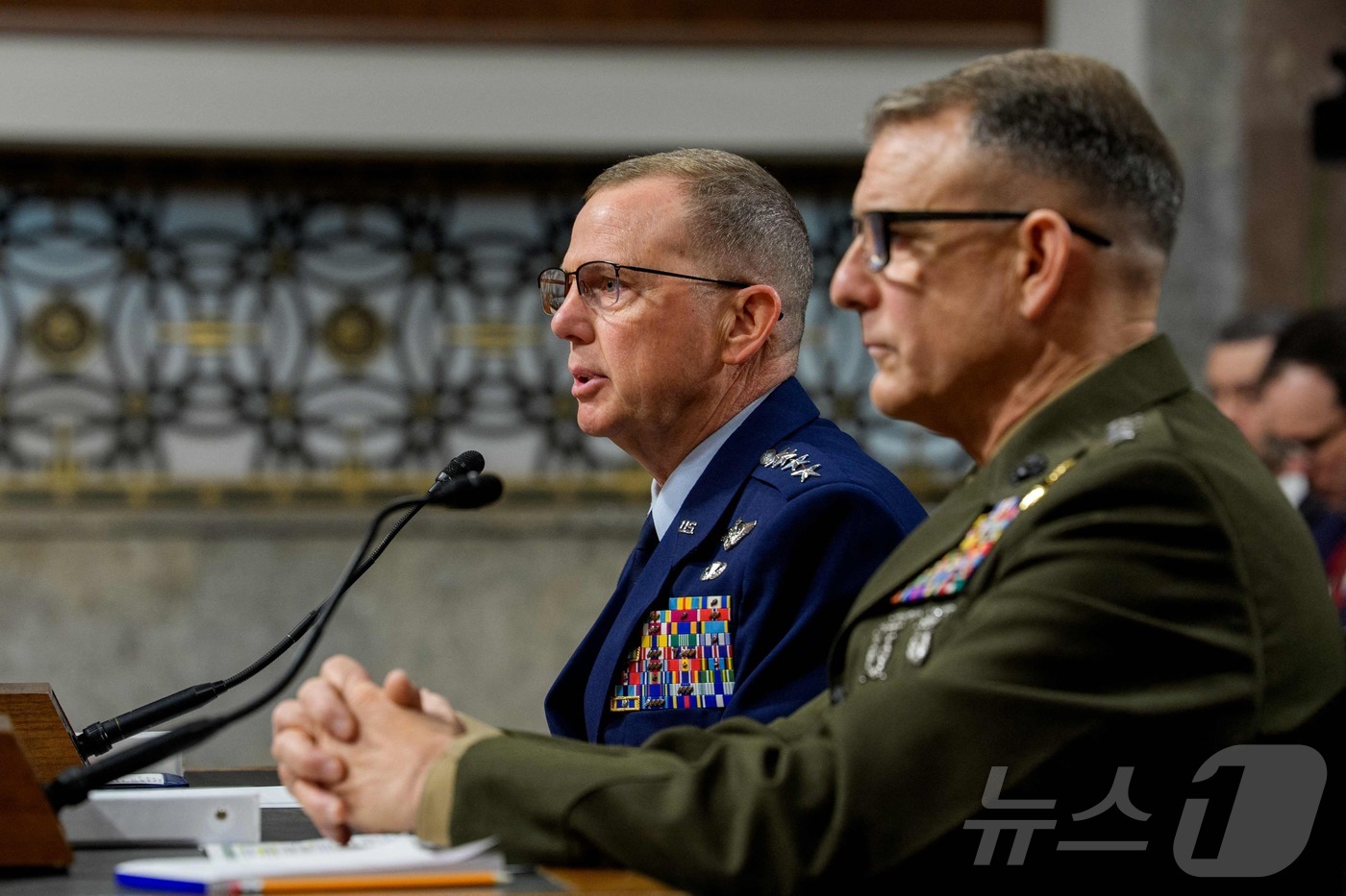 (워싱턴DC AFP=뉴스1) 윤다정 기자 = 그레고리 기요 미 북부군사령관(왼쪽)과 프랜시스 도노반 미 남부군사령관이 19일(현지시간) 미 상원 군사위원회 청문회에 출석해 답변하고 …
